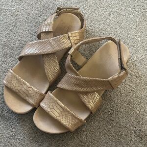 Naturalizer ainsley metallic snake print adjustable strap  sandals size 10